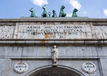 Piden a Pedro Sánchez que inicie la regeneración democrática retirando el Arco de la Victoria Franquista