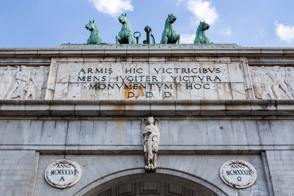 Piden a Pedro Sánchez que inicie la regeneración democrática retirando el Arco de la Victoria Franquista