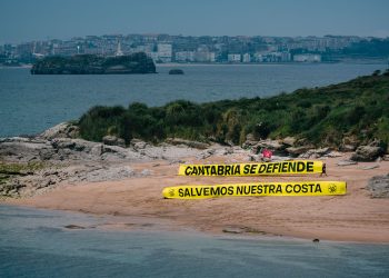 Cantabristas despliega una pancarta gigante en la isla de Santa Marina contra la masificación turística y la especulación inmobiliaria