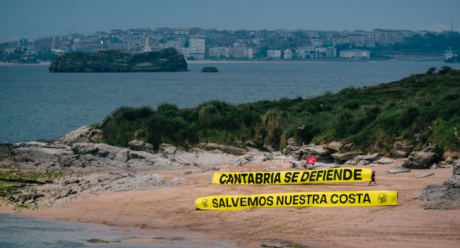 Cantabristas despliega una pancarta gigante en la isla de Santa Marina contra la masificación turística y la especulación inmobiliaria
