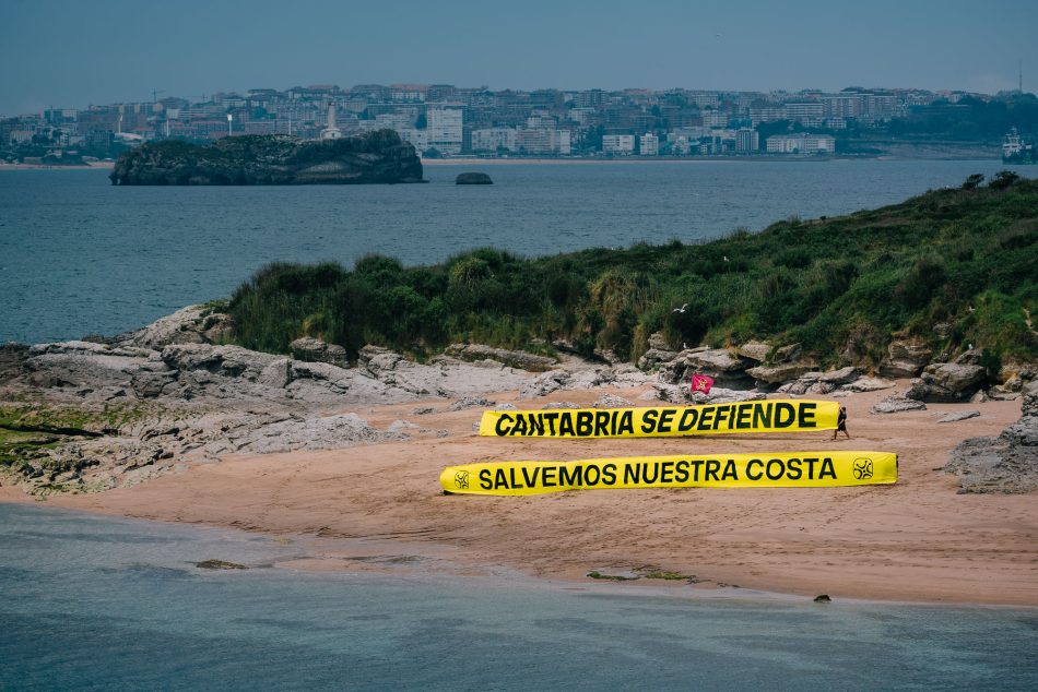 Cantabristas despliega una pancarta gigante en la isla de Santa Marina contra la masificación turística y la especulación inmobiliaria