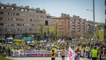 Concentración de Montecarmelo ante el Ayuntamiento de Madrid para presentar miles de firmas a favor de la reubicación del megacantón y SELUR lejos de colegios y viviendas