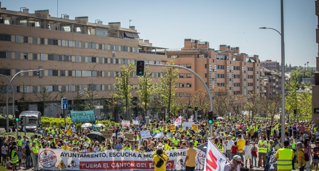 Concentración de Montecarmelo ante el Ayuntamiento de Madrid para presentar miles de firmas a favor de la reubicación del megacantón y SELUR lejos de colegios y viviendas