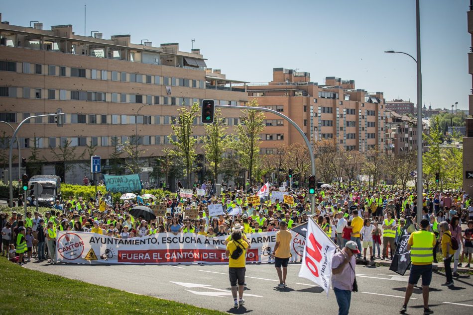 Concentración de Montecarmelo ante el Ayuntamiento de Madrid para presentar miles de firmas a favor de la reubicación del megacantón y SELUR lejos de colegios y viviendas