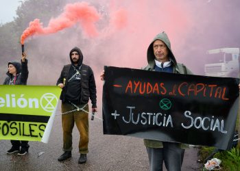 Activistas climáticos bloquean el acceso a Arcelor Mittal en protesta por los subsidios a los combustibles fósiles