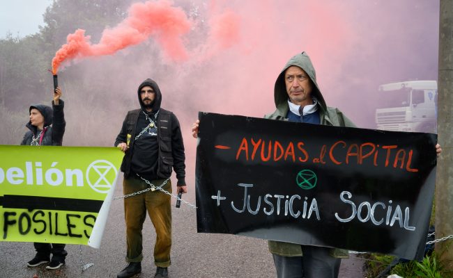 Activistas climáticos bloquean el acceso a Arcelor Mittal en protesta por los subsidios a los combustibles fósiles