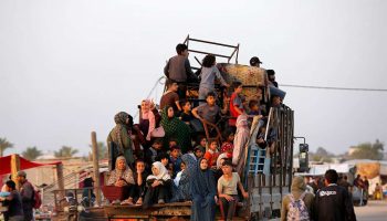 Unos 110 mil palestinos huyeron de Rafah por ataque israelí