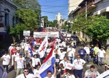 Paraguayos se manifiestan en las calles por mejoras salariales