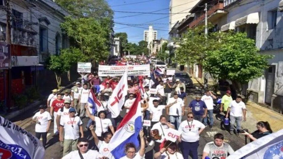 Paraguayos se manifiestan en las calles por mejoras salariales