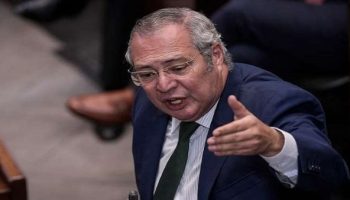 Justicia colombiana abre investigación al presidente del Senado