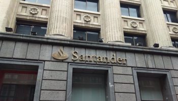Suspensión de la cuenta de la UCM con el Banco Santander por financiar la industria fósil y la industria armamentística implicada en el genocidio sobre Gaza