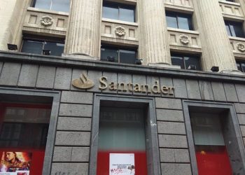 Suspensión de la cuenta de la UCM con el Banco Santander por financiar la industria fósil y la industria armamentística implicada en el genocidio sobre Gaza