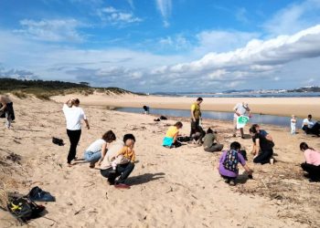 “Los residuos plásticos nos asfixian”: se recoge media tonelada de basura en cinco limpiezas de playas