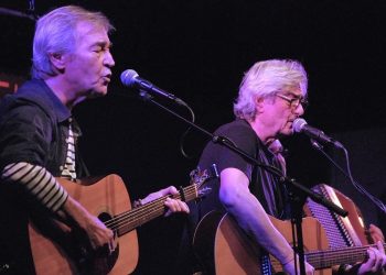 Bernardo Fuster y Luis Mendo presentan la banda sonora de la película «Las armas no borrarán tu sonrisa» en un concierto homenaje a las víctimas de la Transición