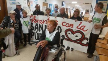 Vecinos de Carabanchel se encierran en el Centro de Salud Abrantes en defensa de la Sanidad Pública