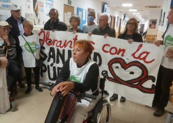 Vecinos de Carabanchel se encierran en el Centro de Salud Abrantes en defensa de la Sanidad Pública