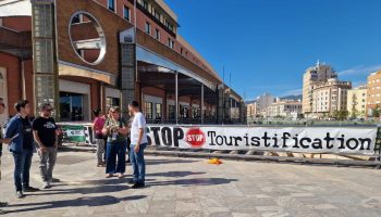 Adelante Andalucía lanza un mensaje a los especuladores de los pisos turísticos frente a su cumbre en Málaga