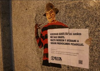Pedir dinero para hacer el mal: La peculiar denuncia contra los subsidios a​​​​​​​ los combustibles fósiles lanzada por activistas climáticas en Pamplona
