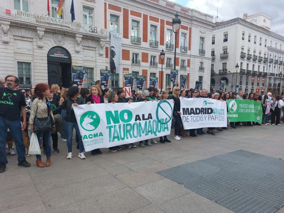 PACMA congrega en la Puerta del Sol a cientos de personas contra la tauromaquia