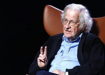 Tras noticia falsa, Noam Chomsky recibe alta hospitalaria en Brasil