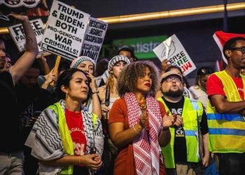 La candidata socialista a la presidencia estadounidense plantea la urgente necesidad de «una alternativa» tras el debate Trump-Biden