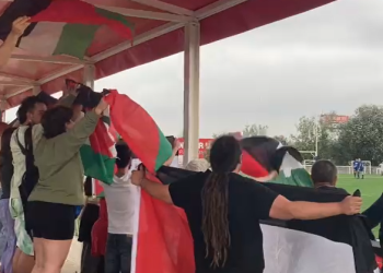 Un jugador de rugby israelí agrede violentamente a activistas propalestinos en Sevilla