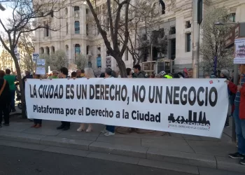 Decenas de colectivos reviven una calle del centro de Madrid para reclamar el derecho a la vida comunitaria y a la naturaleza 