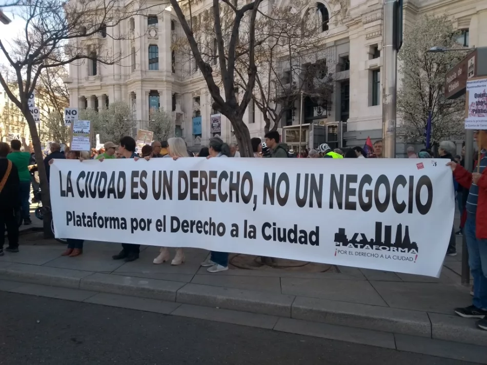 Decenas de colectivos reviven una calle del centro de Madrid para reclamar el derecho a la vida comunitaria y a la naturaleza