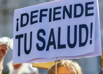 Marea Blanca Sevilla entrega a la Junta decenas de miles de firmas de usuarios que reivindican mejoras en la sanidad pública