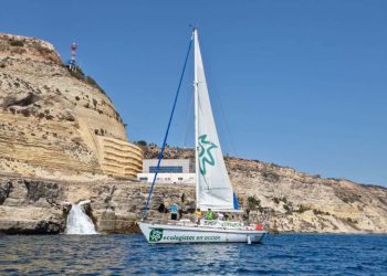 El velero de Ecologistas en Acción denuncia el lavado verde de los proyectos de conservación del mar de Alborán