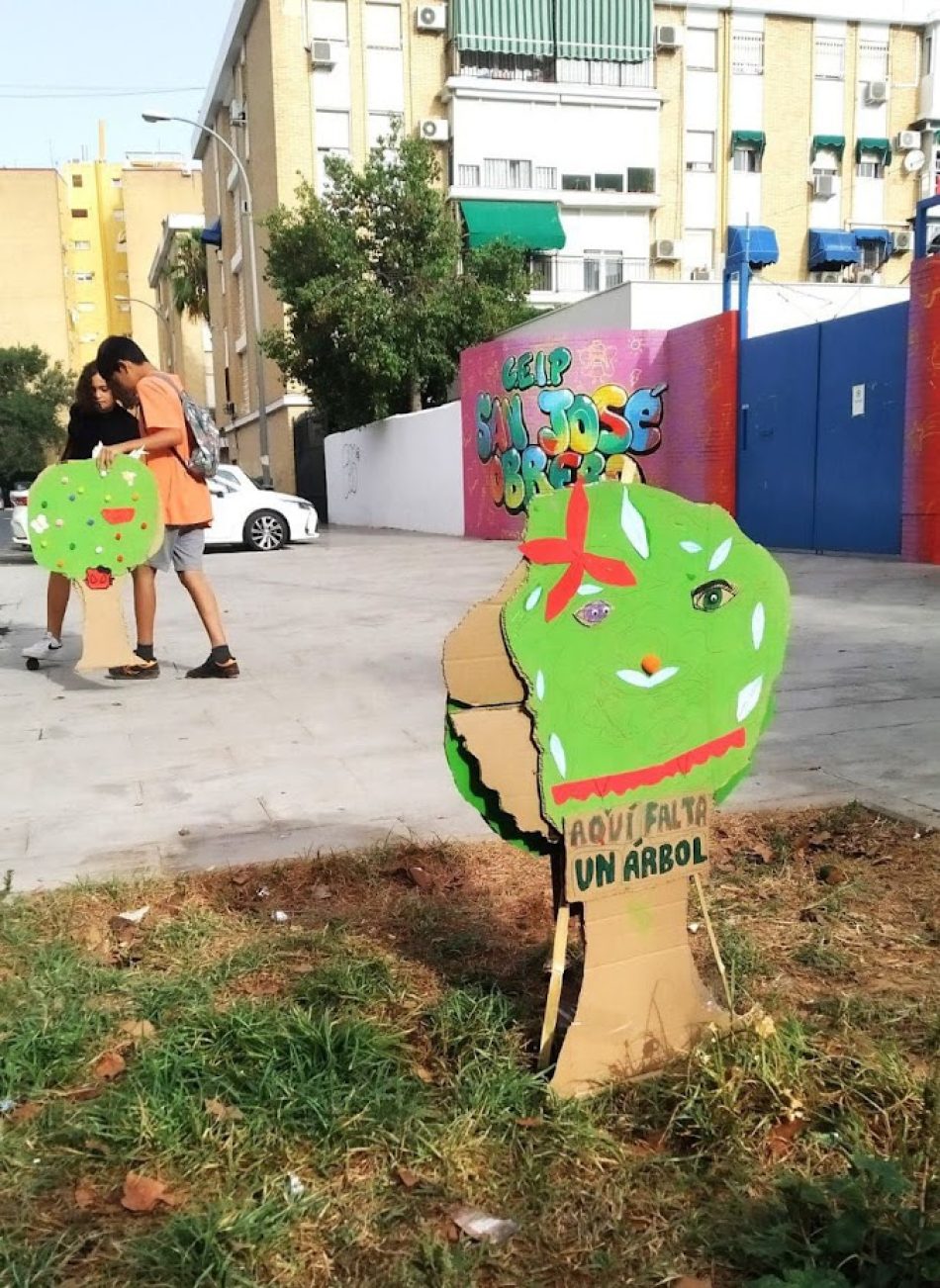 Jóvenes y movimientos vecinales del Distrito Macarena reivindican al Ayuntamiento de Sevilla más árboles para hacer frente a las calores