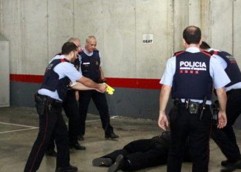 Els Comuns demanen una revaluació completa de l’impacte de l’ús de les Taser