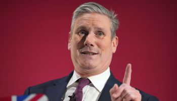 El primer ministro británico Starmer se alinea con Trump tras el bombardeo a Irán