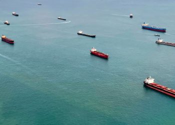 Las sanciones occidentales dejan a decenas de petroleros parados en todo el mundo