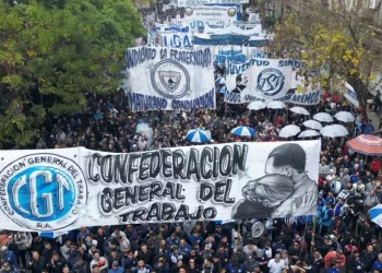 En Argentina, trabajadores se reúnen en rechazo a políticas de Javier Milei