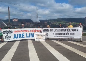 Ecoloxistes n’Aición d’Asturies realiza una carrera de relevos por Xixón para exigir transparencia a ArcelorMittal