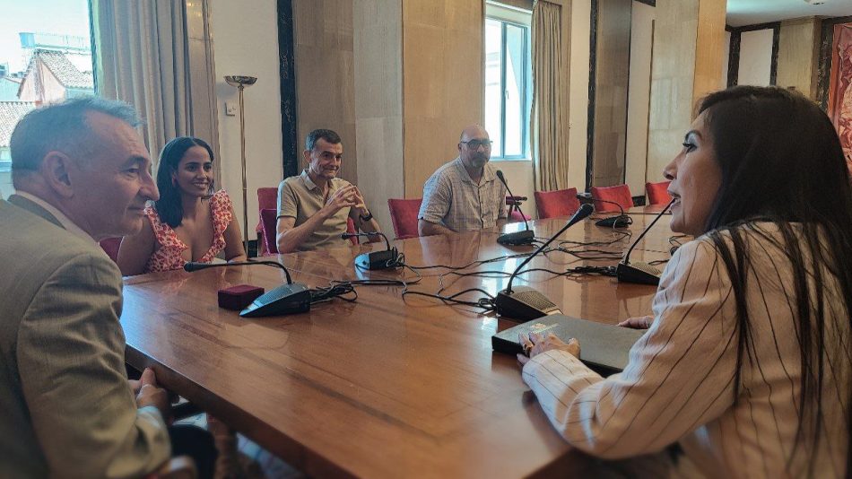Enrique Santiago recibe oficialmente en el Congreso como vicepresidente de la Comisión de Exteriores a la embajadora de Venezuela, Gladys Gutiérrez