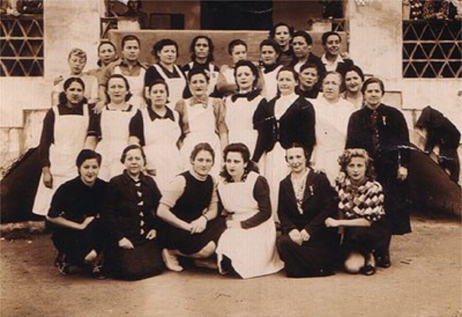 Acto homenaje (ofrenda floral) a las 13 Rosas y 43 Claveles