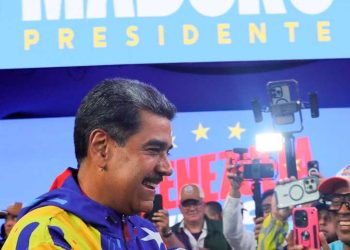 Venezuela está de pie para seguir caminando su destino, afirmó Maduro