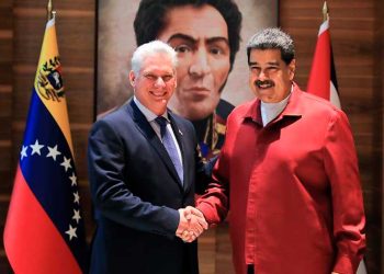 Presidente cubano felicita a Nicolás Maduro por su victoria electoral