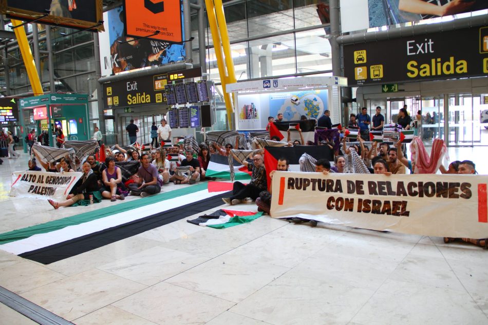 Un centenar de personas protestan en el aeropuerto de Barajas en solidaridad por Palestina
