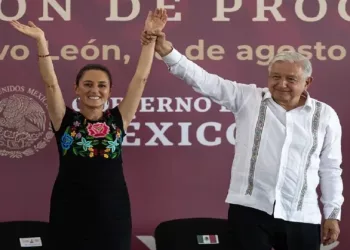 López Obrador y Sheinbaum concluyen gira de transición presidencial en México