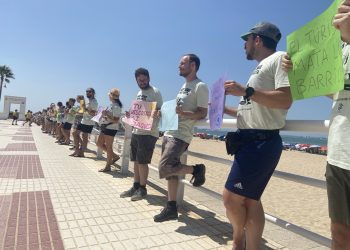Una cadena humana denuncia los impactos de la turistificación en la playa de Valdelagrana (Cádiz)