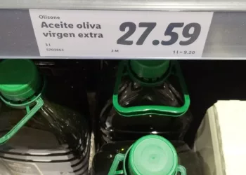 FACUA reclama a la CNMC una investigación sobre las grandes cadenas de supermercados por igualar los precios de sus marcas de aceite de oliva