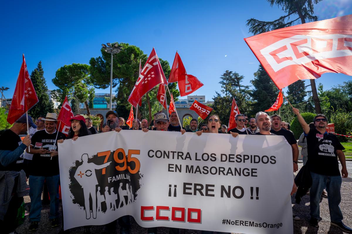 Decenas de trabajadores y trabajadoras se manifiestan contra en ERE en ...