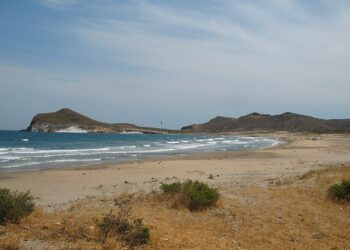 Vecinos del Parque Cabo de Gata (Almería) rechazan el hotel de los Genoveses y a favor de otro modelo de turismo