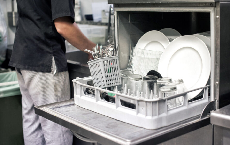 Diferencias básicas entre un lavavajillas industrial y uno doméstico