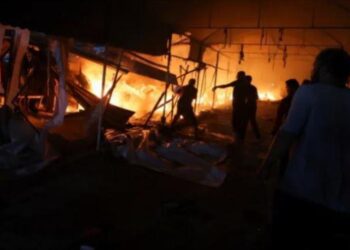 Israel bombardea tiendas de campaña en un hospital de Gaza