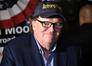 Michael Moore exhorta a votar en EEUU para impedir regreso de Trump