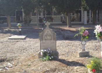 Una lápida en el cementerio de Tardienda